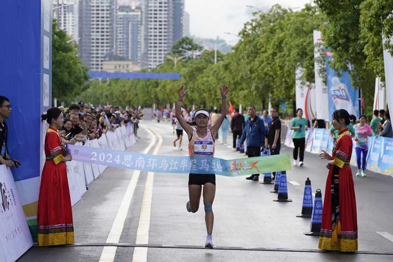 跑友冲过终点线。