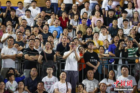 图为公益赛吸引球迷观看。 图为公益赛吸引球迷观看。