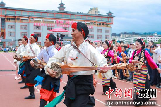 图为现场表演。