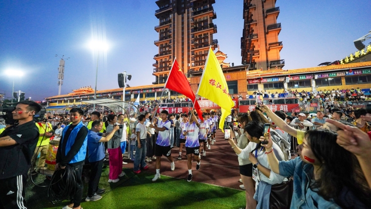 贵州“村超”两周年：全民狂欢 共享足球盛宴_fororder_2025年5月13日，贵州省<a href=//www.hp-dv.com target=_blank class=infotextkey>黔东南</a>苗族侗族自治州榕江县举行贵州“村超”两周年庆典，全民狂欢，共享足球盛宴（周光胜摄）。 (2).JPG