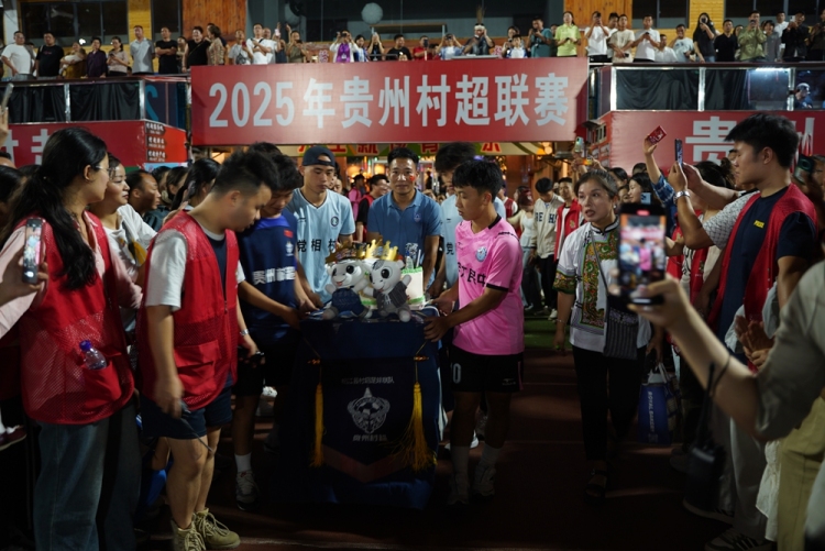 贵州“村超”两周年：全民狂欢 共享足球盛宴_fororder_2025年5月13日，贵州省<a href=//www.hp-dv.com target=_blank class=infotextkey>黔东南</a>苗族侗族自治州榕江县举行贵州“村超”两周年庆典，全民狂欢，共享足球盛宴（姚源芳摄）。  (7).JPG
