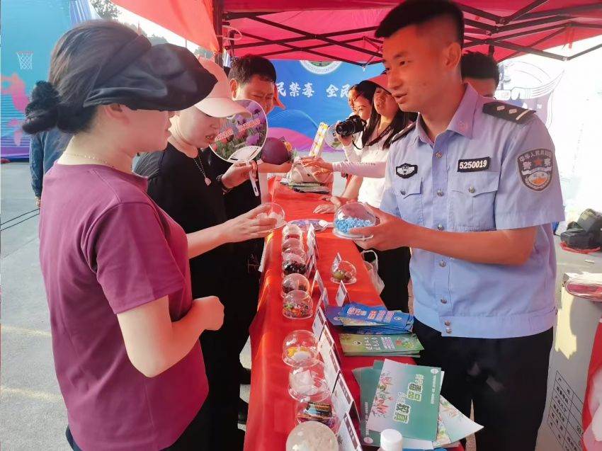 市民现场了解毒品种类 王方 摄