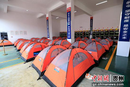 图为学生体验消防员生活。 图为学生体验消防员生活。