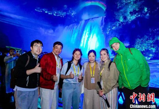 6月25日,欧洲旅行商们在贵州黄果树瀑布合影。航海家 摄 6月25日,欧洲旅行商们在贵州黄果树瀑布合影。航海家 摄