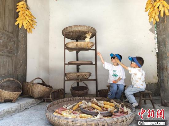 图为游客的孩子在乌江寨国际旅游度假区玩耍。 刘美伶 摄 图为游客的孩子在乌江寨国际旅游度假区玩耍。 刘美伶 摄