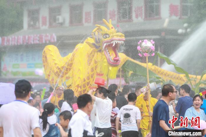 图为水龙狂欢活动。 瞿宏伦 摄 图为水龙狂欢活动。 瞿宏伦 摄