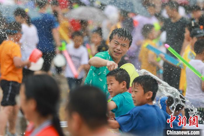 图为市民在水龙狂欢活动中。 瞿宏伦 摄 图为市民在水龙狂欢活动中。 瞿宏伦 摄