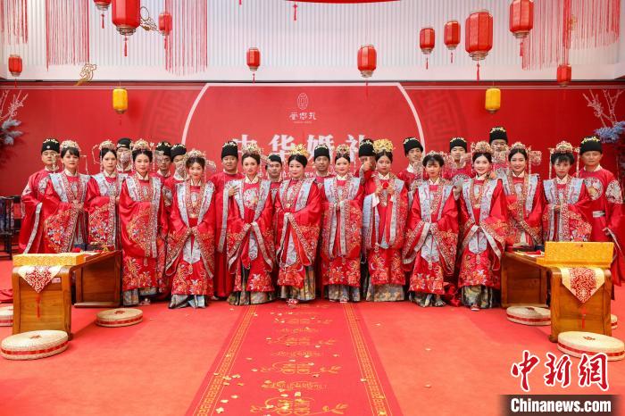 参加2022年中华婚礼的12对新人合影留念。 瞿宏伦 摄 参加2022年中华婚礼的12对新人合影留念。 瞿宏伦 摄