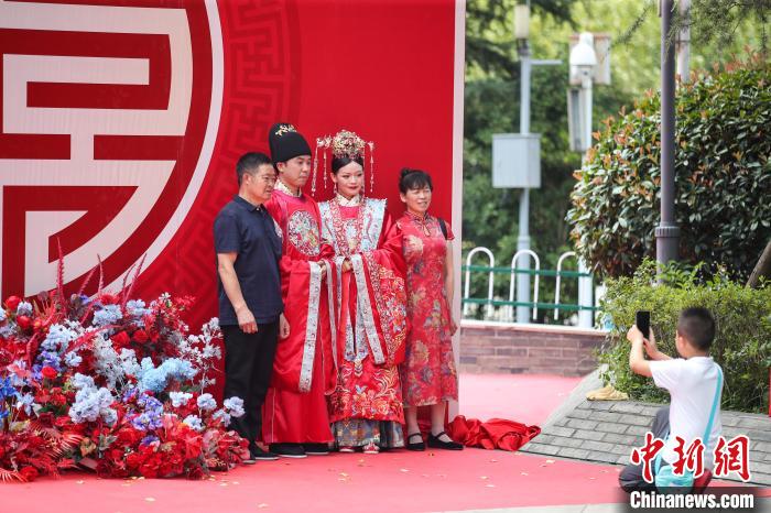 参加中华婚礼的一对新人和亲友合影留念。 瞿宏伦 摄 参加中华婚礼的一对新人和亲友合影留念。 瞿宏伦 摄