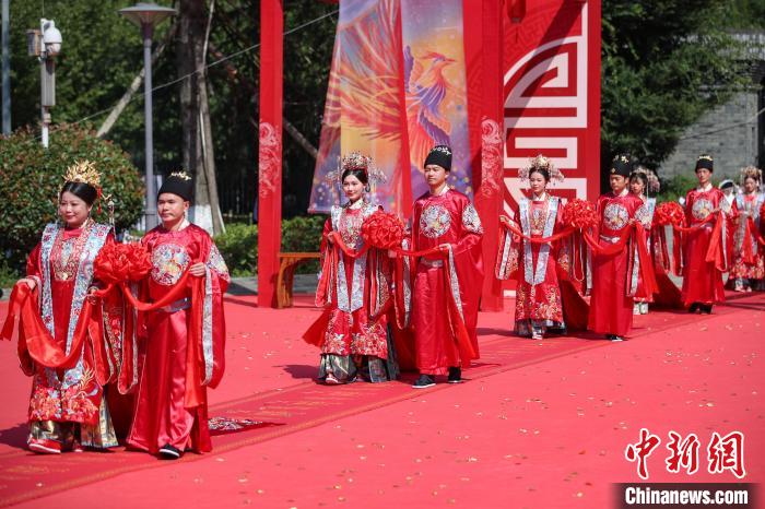 参加中华婚礼的新人步入仪式现场。 瞿宏伦 摄 参加中华婚礼的新人步入仪式现场。 瞿宏伦 摄