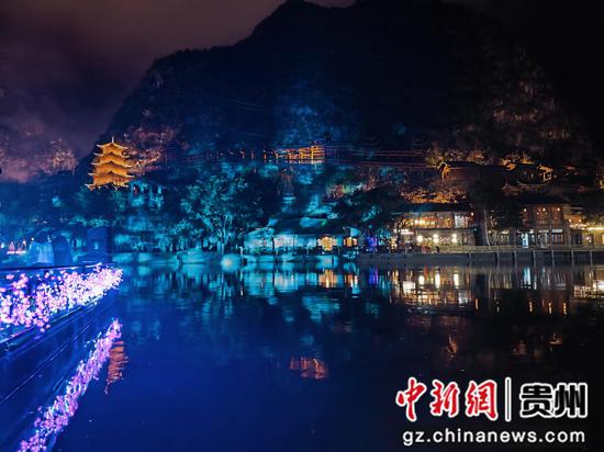 图为峰林布依景区夜景。雷国建 摄