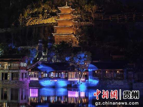 图为峰林布依景区夜景。雷国建 摄