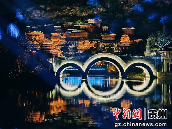 图为峰林布依景区夜景。雷国建 摄