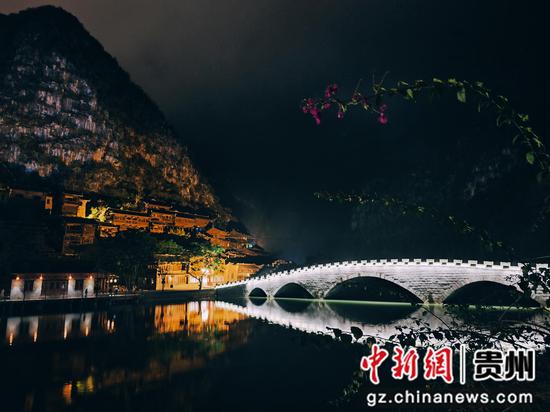 图为峰林布依景区夜景。雷国建 摄