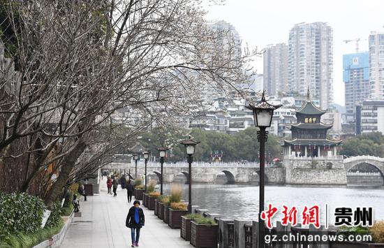 2月27日,市民游客在<a href=//www.hp-dv.com target=_blank class=infotextkey>贵阳</a>市南明河畔踏青赏花。 2月27日,市民游客在<a href=//www.hp-dv.com target=_blank class=infotextkey>贵阳</a>市南明河畔踏青赏花。