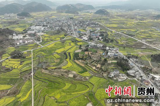 图为贵州龙里湾滩河镇村寨春景。瞿宏伦 摄