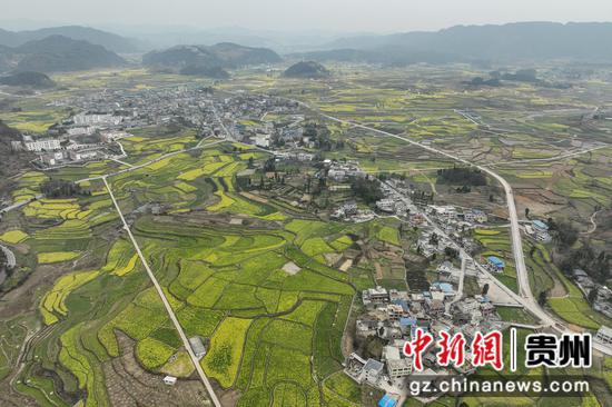 图为贵州龙里湾滩河镇村寨春景。瞿宏伦 摄