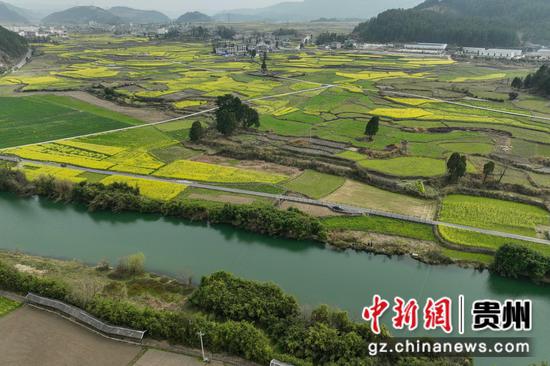 图为贵州龙里湾滩河镇村寨春景。瞿宏伦 摄