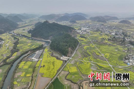 图为贵州龙里湾滩河镇村寨春景。瞿宏伦 摄