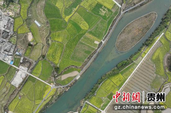 图为贵州龙里湾滩河镇村寨春景。瞿宏伦 摄
