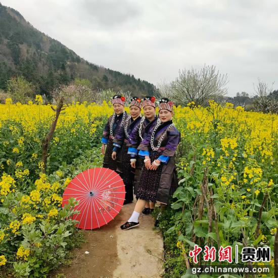 游客在长滩大坝油菜花田拍照  熊庆来摄