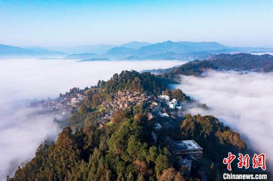 贵州省从江县丙妹镇岜沙苗寨云雾缭绕的山村春景。吴德军 摄 贵州省从江县丙妹镇岜沙苗寨云雾缭绕的山村春景。吴德军 摄