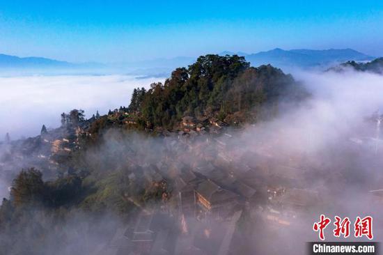 贵州省从江县丙妹镇岜沙苗寨云雾缭绕的山村春景。吴德军 摄 贵州省从江县丙妹镇岜沙苗寨云雾缭绕的山村春景。吴德军 摄