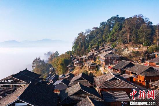 贵州省从江县丙妹镇岜沙苗寨云雾缭绕的山村春景。吴德军 摄 贵州省从江县丙妹镇岜沙苗寨云雾缭绕的山村春景。吴德军 摄