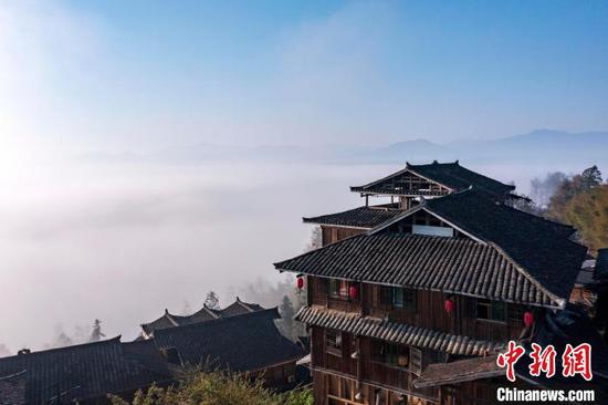 贵州省从江县丙妹镇岜沙苗寨云雾缭绕的山村春景。吴德军 摄 贵州省从江县丙妹镇岜沙苗寨云雾缭绕的山村春景。吴德军 摄