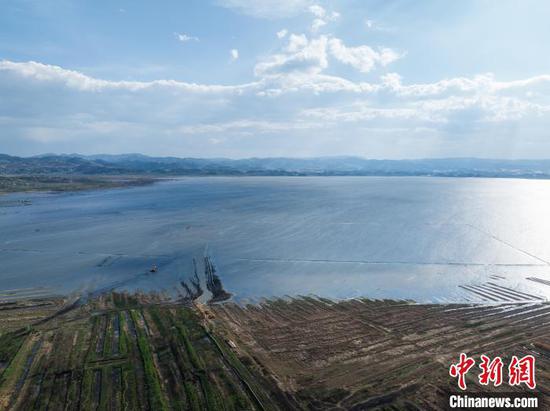 4月1日,图为航拍贵州威宁草海国家级自然保护区。唐哲 摄 4月1日,图为航拍贵州威宁草海国家级自然保护区。唐哲 摄
