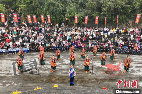 祭祀人员在进行“乐祭”仪式。中新网记者 瞿宏伦 摄 祭祀人员在进行“乐祭”仪式。中新网记者 瞿宏伦 摄