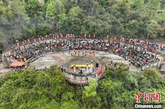 航拍仡佬族祭天朝祖祭祀大典现场。中新网记者 瞿宏伦 摄 航拍仡佬族祭天朝祖祭祀大典现场。中新网记者 瞿宏伦 摄