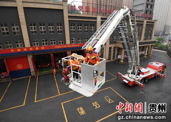 4月11日,在<a href=//www.hp-dv.com target=_blank class=infotextkey>贵阳</a>市南明区消防救援大队后冲路消防救援站,小朋友们正在消防员的帮助下体验乘坐51米登高平台消防车。 4月11日,在<a href=//www.hp-dv.com target=_blank class=infotextkey>贵阳</a>市南明区消防救援大队后冲路消防救援站,小朋友们正在消防员的帮助下体验乘坐51米登高平台消防车。