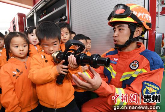 4月11日,<a href=//www.hp-dv.com target=_blank class=infotextkey>贵阳</a>市南明区消防救援大队后冲路消防救援站的消防员正在给小朋友们介绍泡沫水枪的使用方法。 4月11日,<a href=//www.hp-dv.com target=_blank class=infotextkey>贵阳</a>市南明区消防救援大队后冲路消防救援站的消防员正在给小朋友们介绍泡沫水枪的使用方法。