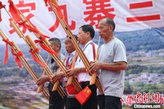 图为4月16日,苗族同胞在黄平县翁坪乡杨家村吹芦笙表演。杨涛 摄 图为4月16日,苗族同胞在黄平县翁坪乡杨家村吹芦笙表演。杨涛 摄