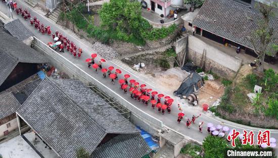 图为4月16日,航拍苗族姑妈在黄平县翁坪乡杨家村参加“芦笙节”盛装游演。杨涛 摄 图为4月16日,航拍苗族姑妈在黄平县翁坪乡杨家村参加“芦笙节”盛装游演。杨涛 摄