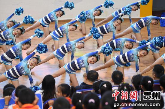 5月8日,<a href=//www.hp-dv.com target=_blank class=infotextkey>贵阳</a>市南明区尚义路小学的学生正在尚义教育集团第一届数智体育节开幕式上进行啦啦操展示。 5月8日,<a href=//www.hp-dv.com target=_blank class=infotextkey>贵阳</a>市南明区尚义路小学的学生正在尚义教育集团第一届数智体育节开幕式上进行啦啦操展示。