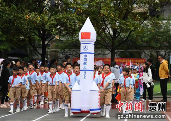 5月8日,<a href=//www.hp-dv.com target=_blank class=infotextkey>贵阳</a>市南明区尚义路小学的学生正在尚义教育集团第一届数智体育节开幕式上进行方阵入场展演。 5月8日,<a href=//www.hp-dv.com target=_blank class=infotextkey>贵阳</a>市南明区尚义路小学的学生正在尚义教育集团第一届数智体育节开幕式上进行方阵入场展演。