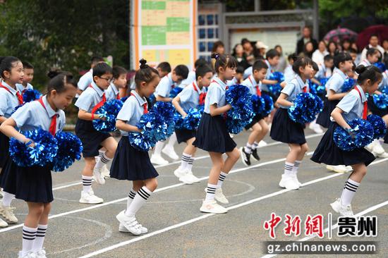 5月8日,<a href=//www.hp-dv.com target=_blank class=infotextkey>贵阳</a>市南明区尚义路小学的学生正在尚义教育集团第一届数智体育节开幕式上进行方阵入场展演。 5月8日,<a href=//www.hp-dv.com target=_blank class=infotextkey>贵阳</a>市南明区尚义路小学的学生正在尚义教育集团第一届数智体育节开幕式上进行方阵入场展演。