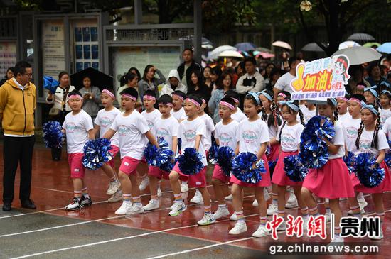 5月8日,<a href=//www.hp-dv.com target=_blank class=infotextkey>贵阳</a>市南明区尚义路小学的学生正在尚义教育集团第一届数智体育节开幕式上进行方阵入场展演。 5月8日,<a href=//www.hp-dv.com target=_blank class=infotextkey>贵阳</a>市南明区尚义路小学的学生正在尚义教育集团第一届数智体育节开幕式上进行方阵入场展演。
