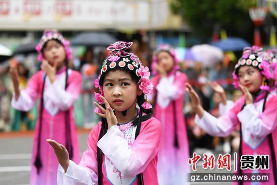 5月8日,<a href=//www.hp-dv.com target=_blank class=infotextkey>贵阳</a>市南明区尚义路小学的学生正在尚义教育集团第一届数智体育节开幕式上进行方阵入场展演。 5月8日,<a href=//www.hp-dv.com target=_blank class=infotextkey>贵阳</a>市南明区尚义路小学的学生正在尚义教育集团第一届数智体育节开幕式上进行方阵入场展演。