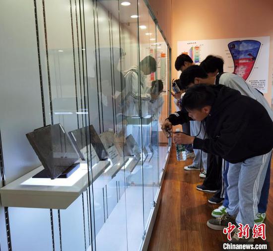 图为民众参观贵州龙化石并拍照。周燕玲 摄 图为民众参观贵州龙化石并拍照。周燕玲 摄