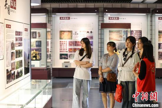5月17日,讲解员在给参观者讲解播州杨氏土司考古成果展展出的关囤体系板块。中新网记者 瞿宏伦 摄 5月17日,讲解员在给参观者讲解播州杨氏土司考古成果展展出的关囤体系板块。中新网记者 瞿宏伦 摄