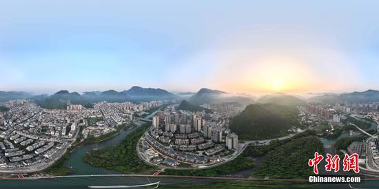 图为贵州省<a href=//www.hp-dv.com target=_blank class=infotextkey>铜仁</a>市江口县城的朝阳美景。 图为贵州省<a href=//www.hp-dv.com target=_blank class=infotextkey>铜仁</a>市江口县城的朝阳美景。