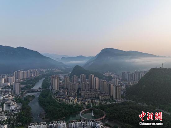 图为贵州省<a href=//www.hp-dv.com target=_blank class=infotextkey>铜仁</a>市江口县城的朝阳美景。 图为贵州省<a href=//www.hp-dv.com target=_blank class=infotextkey>铜仁</a>市江口县城的朝阳美景。