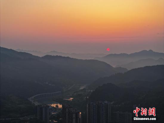 图为5月24日,在贵州省<a href=//www.hp-dv.com target=_blank class=infotextkey>铜仁</a>市江口县城拍摄的朝阳美景。 图为5月24日,在贵州省<a href=//www.hp-dv.com target=_blank class=infotextkey>铜仁</a>市江口县城拍摄的朝阳美景。