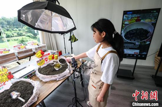5月22日,工作人员在凤冈县何坝街道的一家茶企直播间直播卖茶。中新网记者 瞿宏伦 摄 5月22日,工作人员在凤冈县何坝街道的一家茶企直播间直播卖茶。中新网记者 瞿宏伦 摄