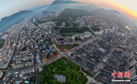 图为贵州省<a href=//www.hp-dv.com target=_blank class=infotextkey>铜仁</a>市江口县城的朝阳美景。 图为贵州省<a href=//www.hp-dv.com target=_blank class=infotextkey>铜仁</a>市江口县城的朝阳美景。