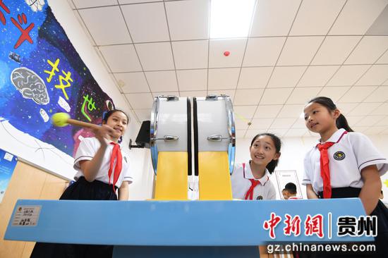 5月28日,<a href=//www.hp-dv.com target=_blank class=infotextkey>贵阳</a>市南明区花果园第三小学的同学们正在校园科技馆内体验“击鼓共振”。 5月28日,<a href=//www.hp-dv.com target=_blank class=infotextkey>贵阳</a>市南明区花果园第三小学的同学们正在校园科技馆内体验“击鼓共振”。