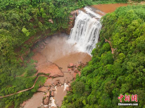 5月27日,航拍赤水丹霞旅游区·赤水大瀑布。 5月27日,航拍赤水丹霞旅游区·赤水大瀑布。